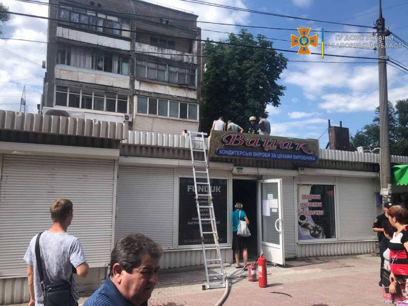 В Запорожье случился пожар в продовольственном магазине