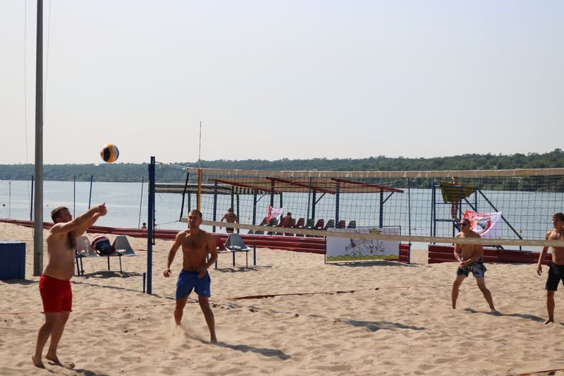 Молодежная организация "Запорожстали" проводит турнир по пляжному волейболу
