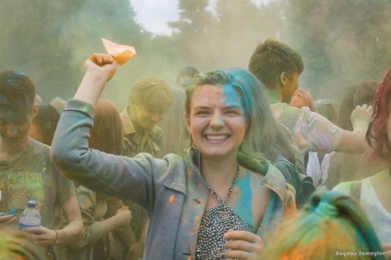 В запорожском парке устроили яркое веселье: как прошел фестиваль красок - фото