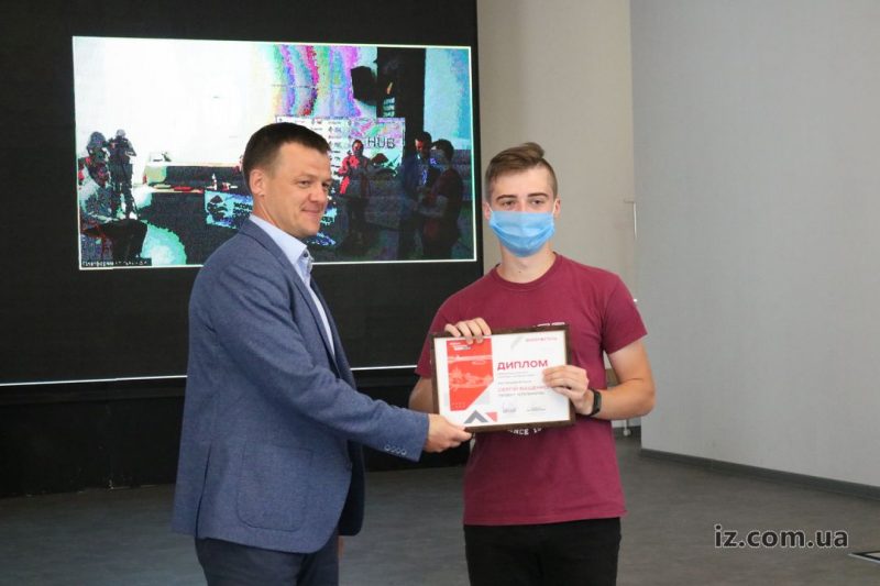 переможець конкурсу Сергій Ващенко з Олександром Мироненком
