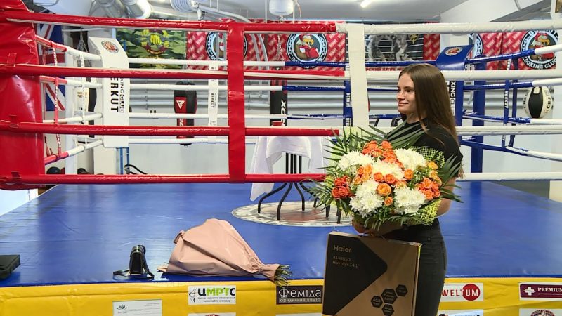 Ольга Шалимова избивала соперницу два раунда до крови, но почему-то стала второй