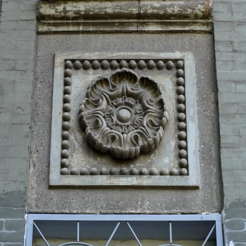 Какие цветочные мотивы украшают историческую архитектуру Запорожья - фото 