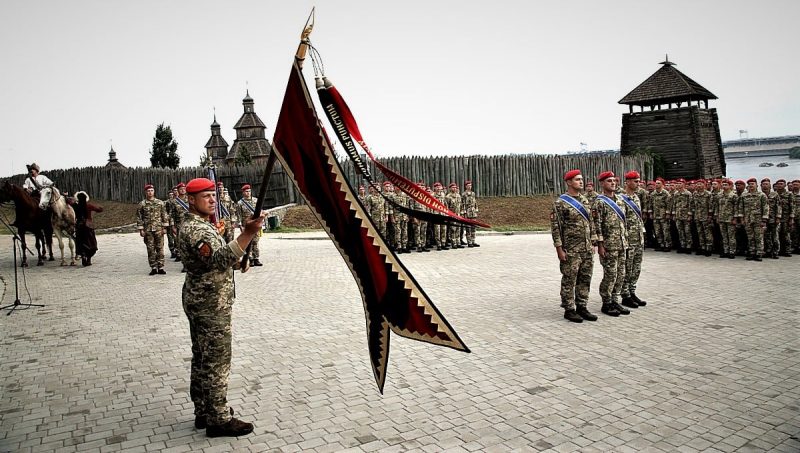 По традиции запорожские артиллеристы получили береты цвета пламени на Хортице