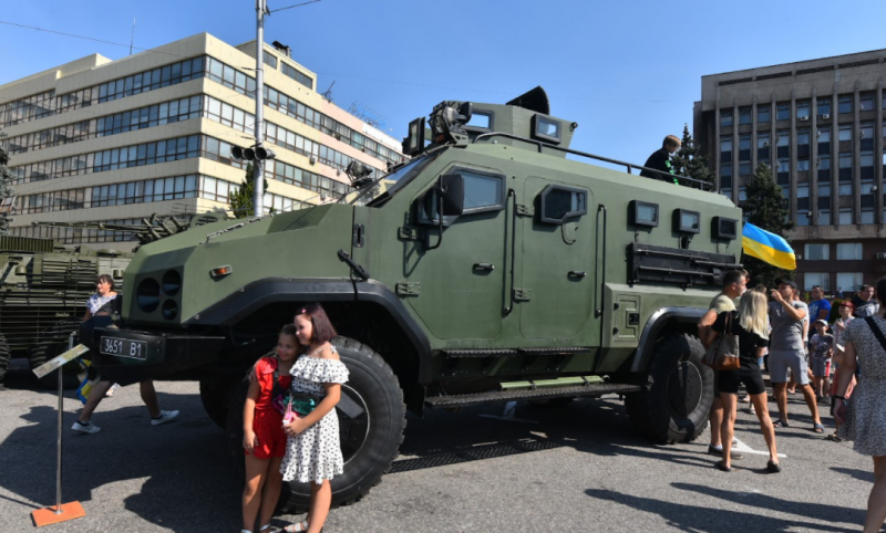 военная техника на площади Героев