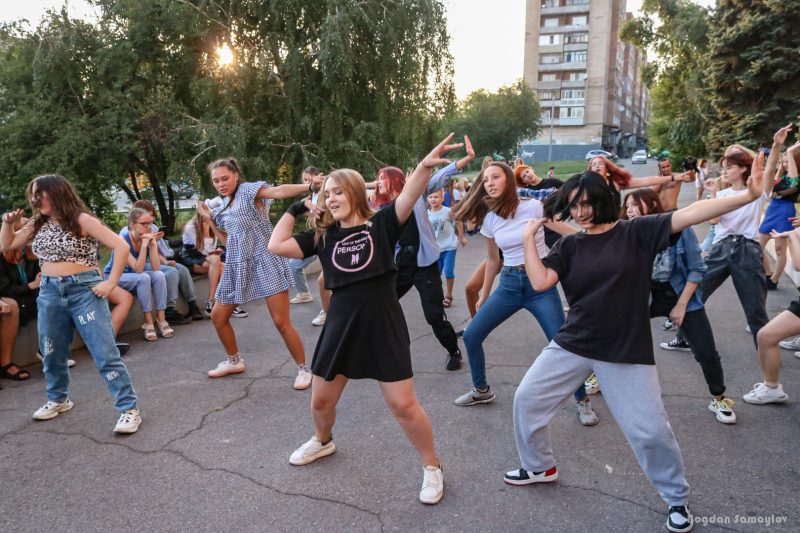 В центре Запорожья массово станцевали корейские танцы