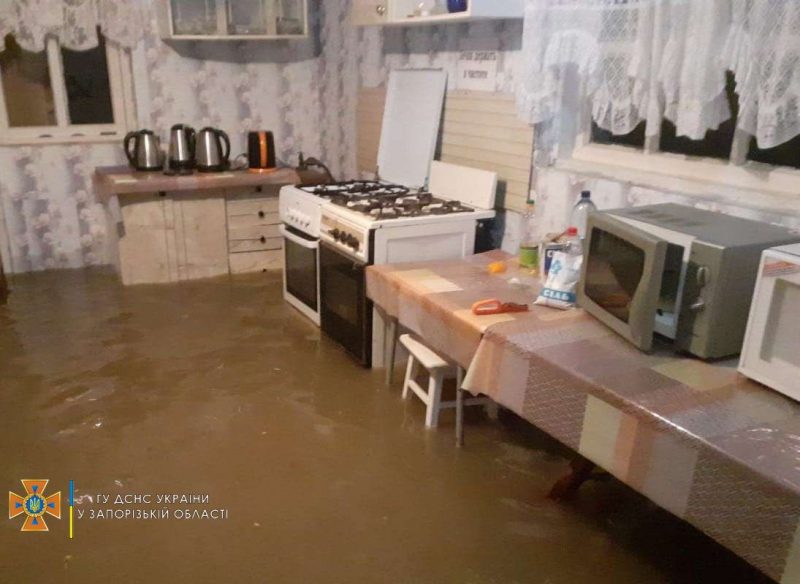 В курортном поселке Запорожской области сильный дождь затопил жилые дома