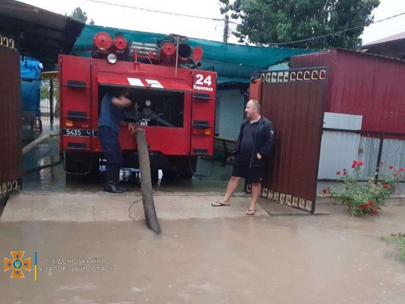 В курортном поселке Запорожской области сильный дождь затопил жилые дома