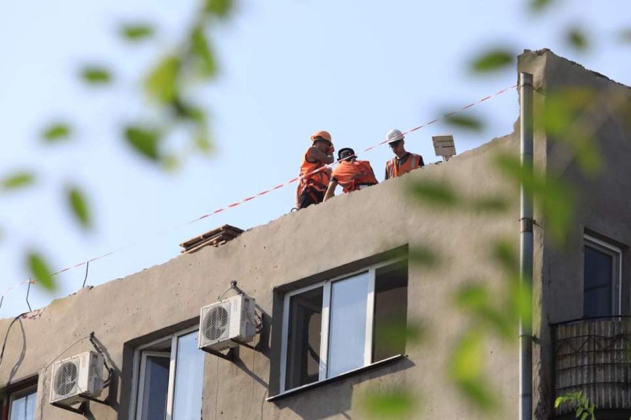 В сети показали, что сейчас происходит в многоэтажке, пострадавшей от масштабного пожара, в центре Запорожья (ФОТО)