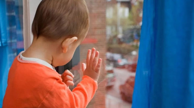 В Запорожье из окна выпал двухлетний ребенок