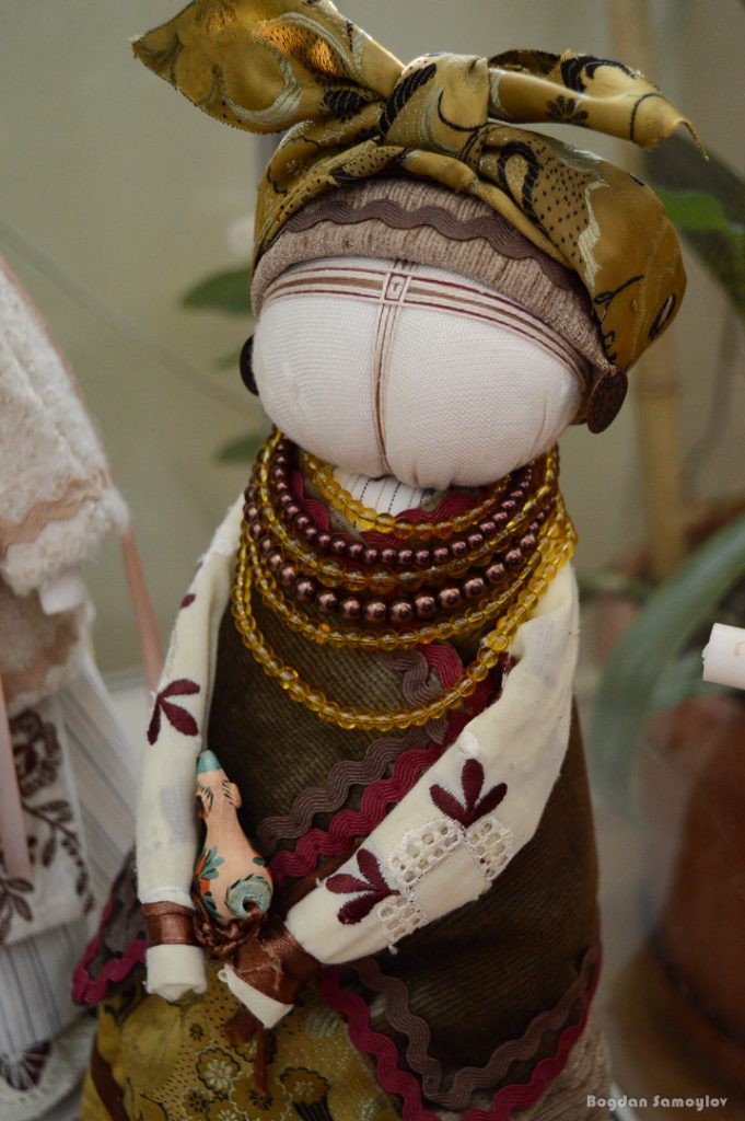 В Запорожье открылась выставка необычных кукол - фото 