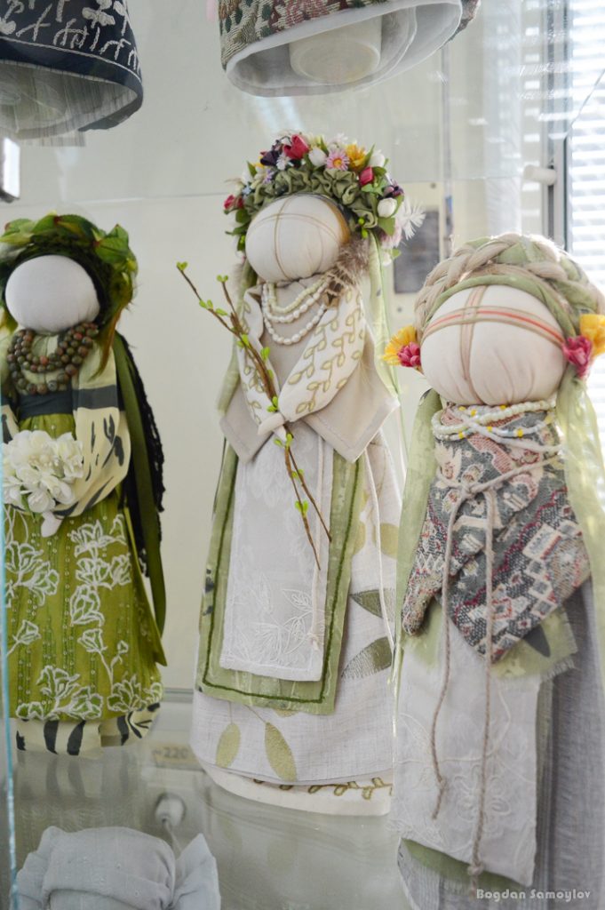 В Запорожье открылась выставка необычных кукол - фото