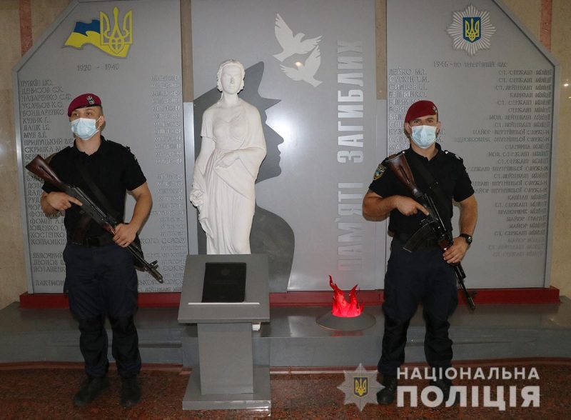 В Запорожье полицейские почтили память погибших защитников Украины