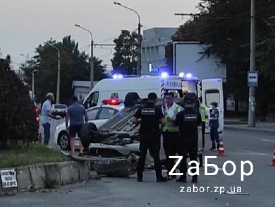 В Запорожье произошло серьезное ДТП: одно авто перевернулось (ФОТО)