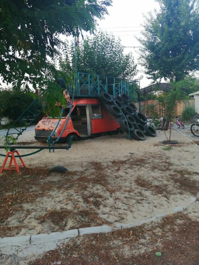 детская площадка с микроавтобусом