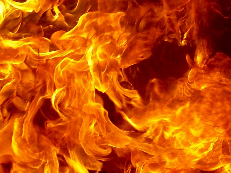 В Запорожской области горел дом: сестры спасались через окно