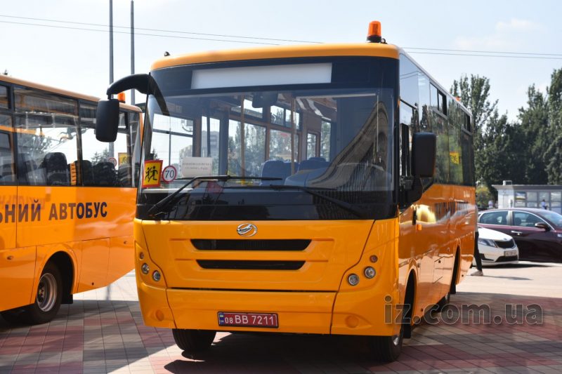 Восемь громад Запорожской области получили новые школьные автобусы