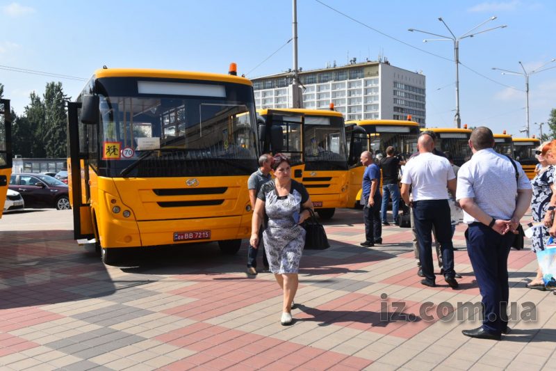 Восемь громад Запорожской области получили новые школьные автобусы