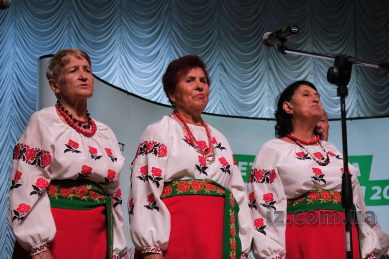 Запорожские ветераны исполнили патриотические и лирические песни