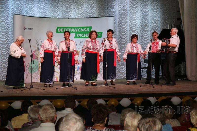 Запорожские ветераны исполнили патриотические и лирические песни