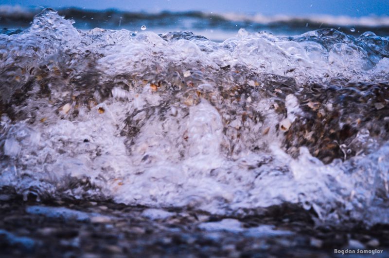 Запорожский фотограф показал завораживающую красоту морских волн - фото
