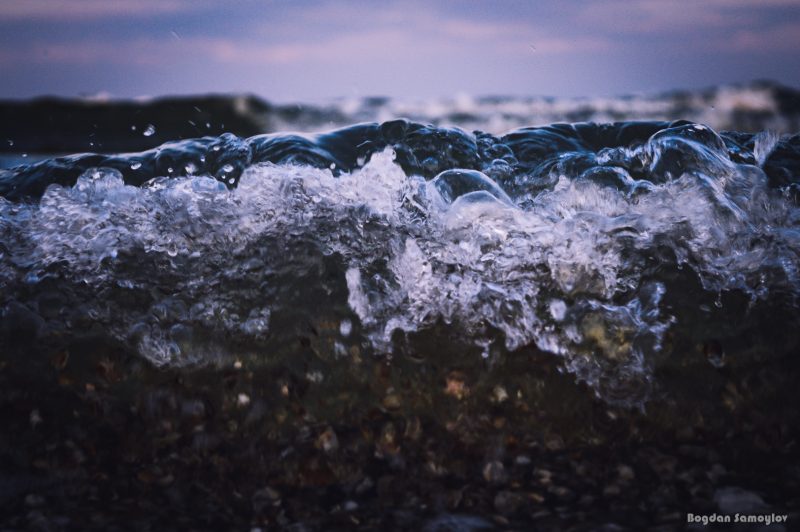 Запорожский фотограф показал завораживающую красоту морских волн - фото