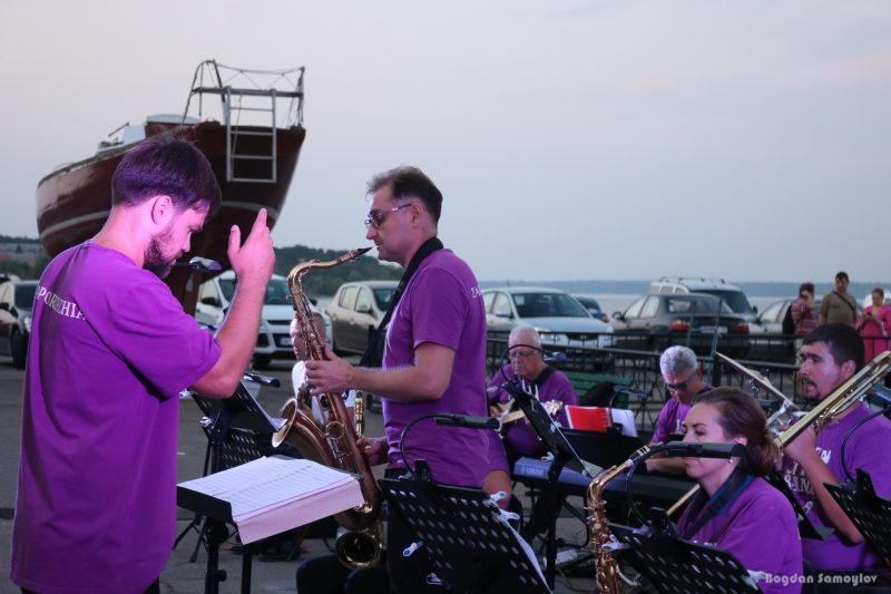 Романтика и джаз: Запорожский оркестр сыграл концерт на воде - фото, видео