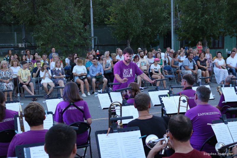 Романтика и джаз: Запорожский оркестр сыграл концерт на воде - фото, видео