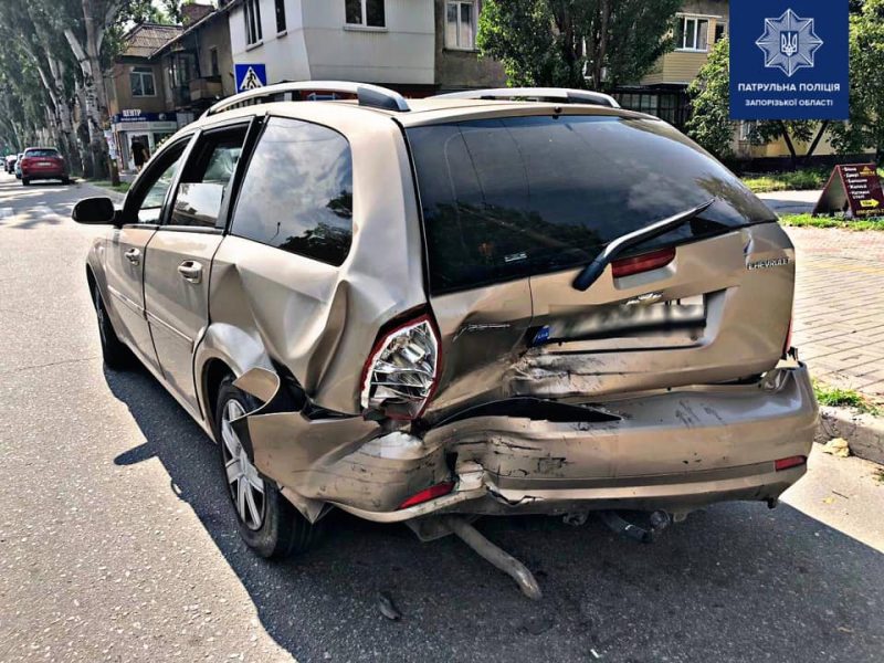 Запорожский водитель отвлекся на дороге и врезался в припаркованный автомобиль 