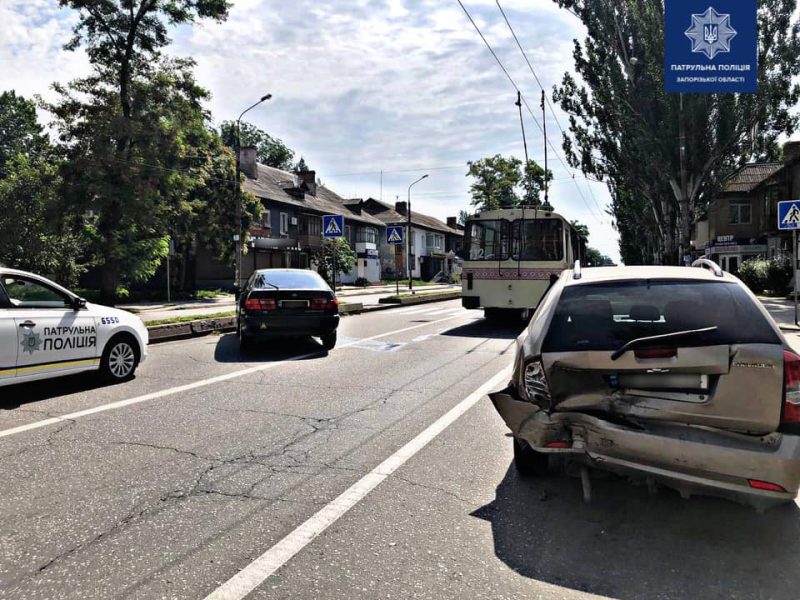 Запорожский водитель отвлекся на дороге и врезался в припаркованный автомобиль 