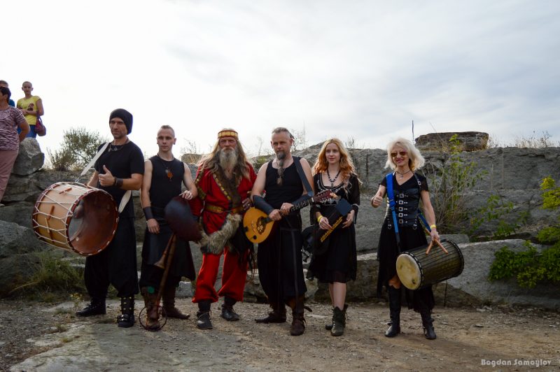 На вершине древней горы в Запорожской области сыграла рок-группа из Киева - фото, видео