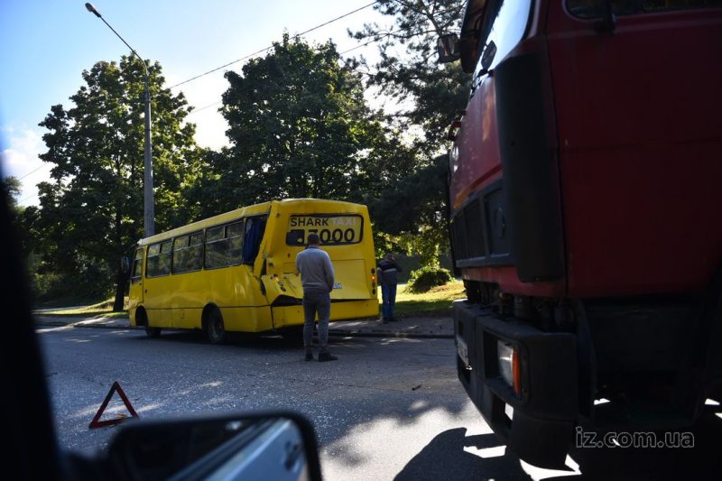 КамАЗ врезался в автобус, который отъезжал от остановки
