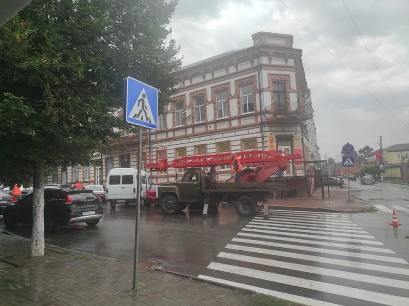 В Александровском районе обновляют дорожные знаки