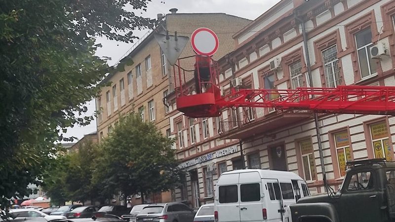 В Александровском районе обновляют дорожные знаки