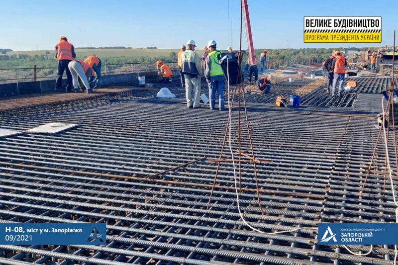 В Запорожье на балочном мосту идет подготовка к очередному этапу бетонирования