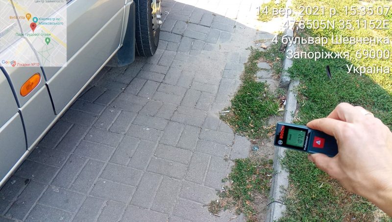В Запорожье водитель перегородил своим автомобилем пешеходную зону и часть дороги 