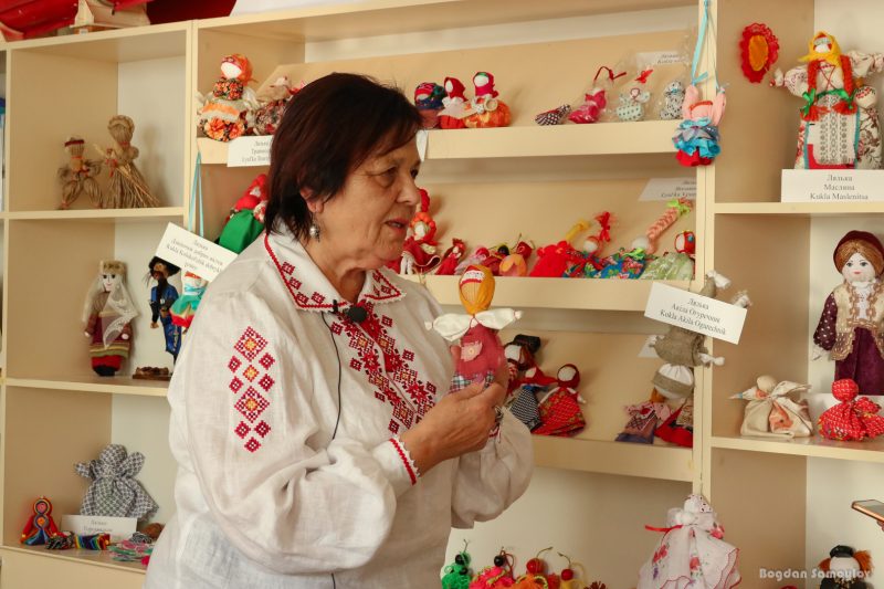 В запорожской библиотеке открылась выставка народных кукол 