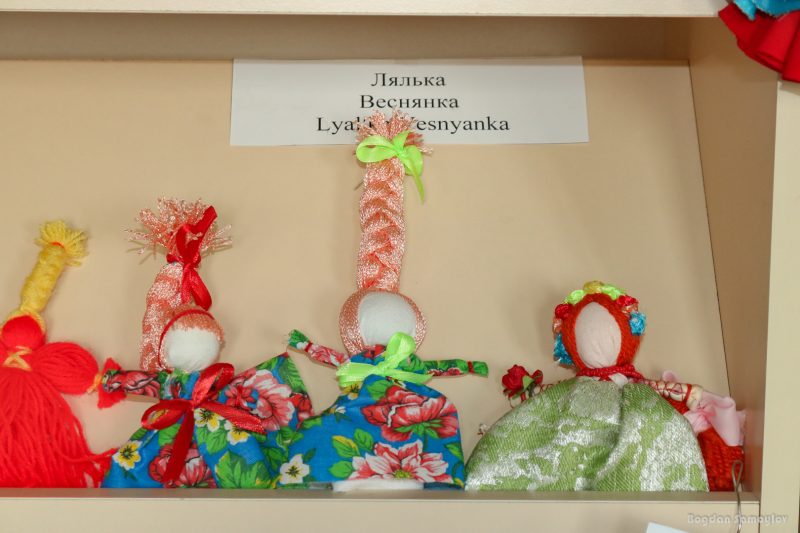 В запорожской библиотеке открылась выставка народных кукол 