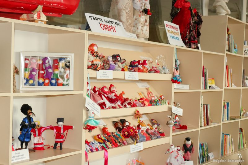 В запорожской библиотеке открылась выставка народных кукол 