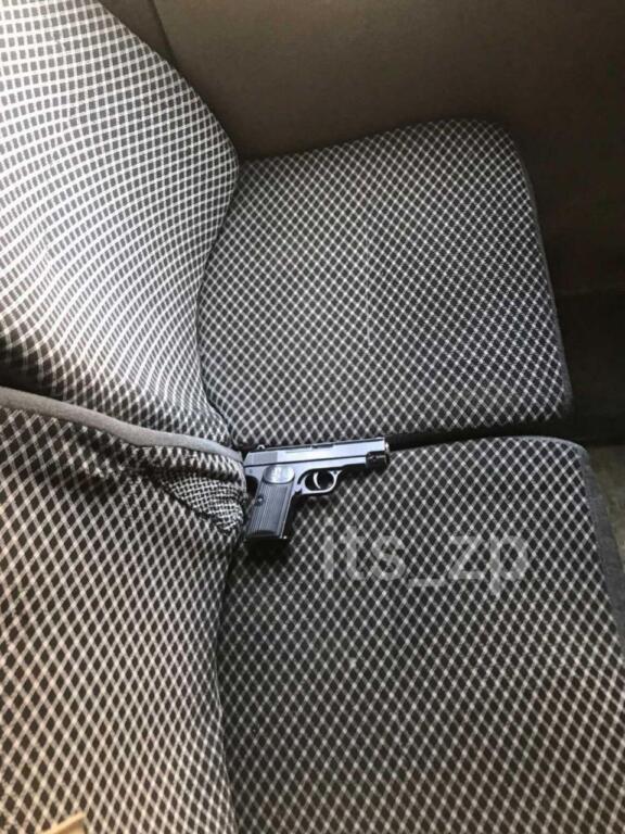В запорожской маршрутке пассажиры обнаружили пистолет (ФОТОФАКТ)