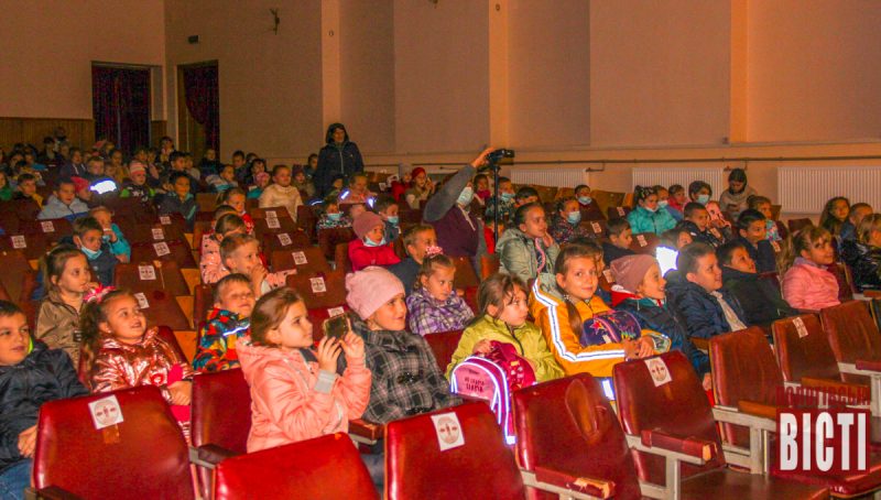 театралы ДК в городе Пологи показали спектакль детям