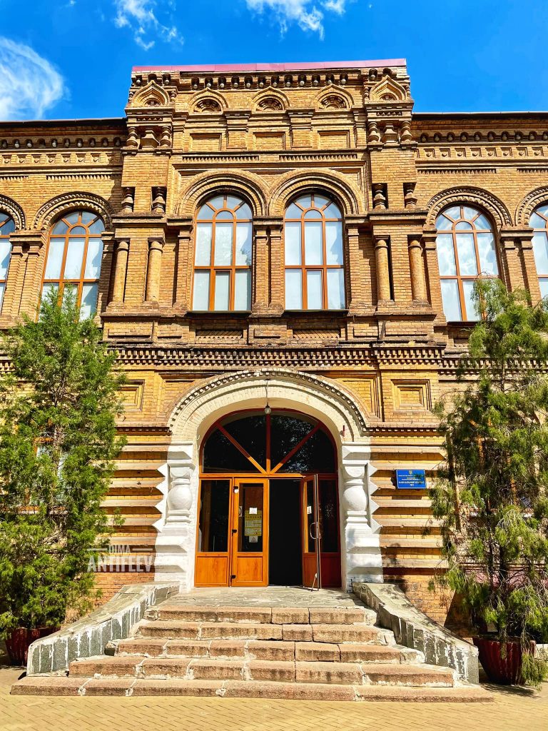 Здание женской гимназии Александровска показали с высоты - фото 