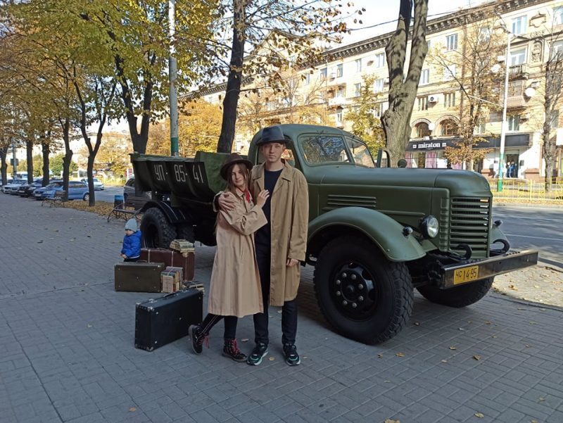 На главном проспекте Запорожья припарковали автомобиль из культового фильма и устроили показ картины