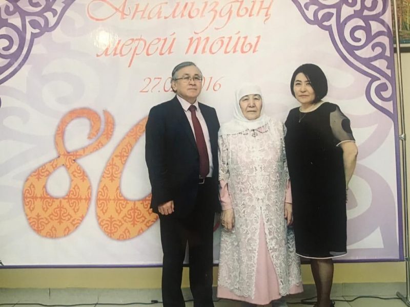 Ляззат Ережепова привезла из Казахстана полынь и родную землю на место гибели своего деда
