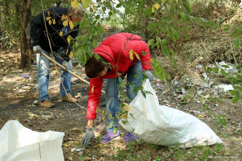 В одном из районов Запорожья активисты и волонтеры убрали мусор в посадке