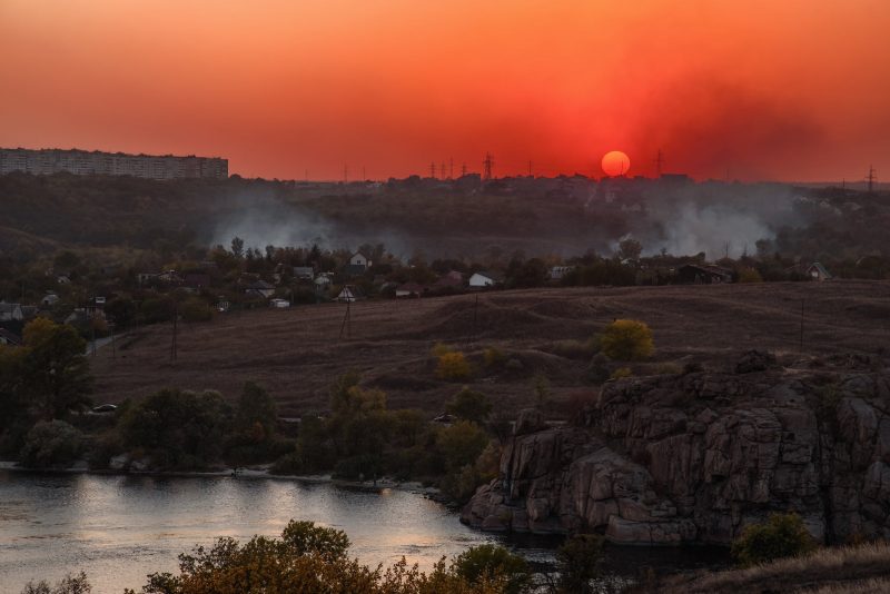 Запорожский фотограф показал, как выглядит осенний закат над Хортицей