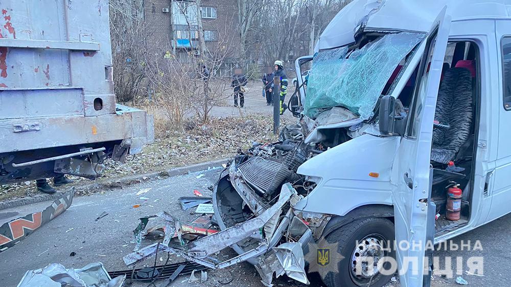 Груда металлолома и 6 пострадавших: в полиции рассказали подробности утреннего ДТП с маршруткой с пассажирами в Запорожье (ФОТО)
