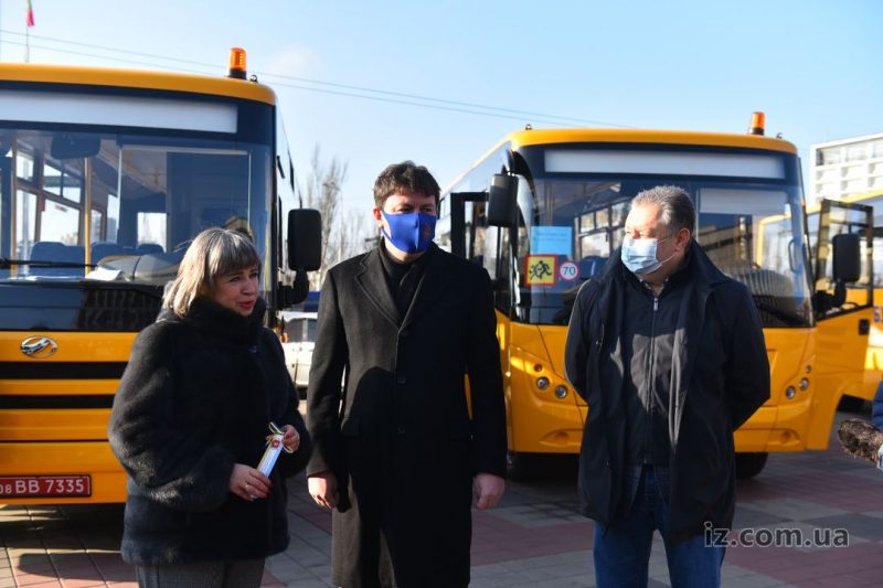 Пять громад Запорожской области получили новые школьные автобусы