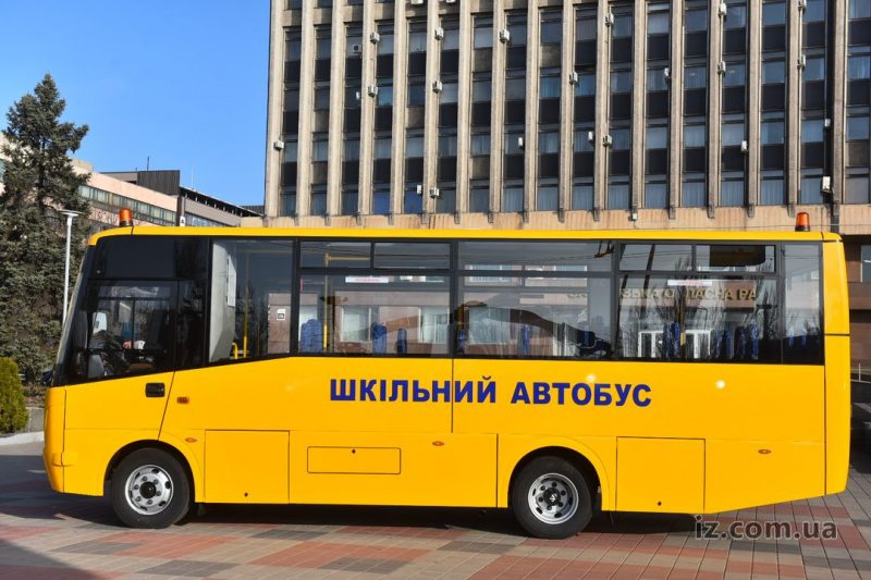 Пять громад Запорожской области получили новые школьные автобусы