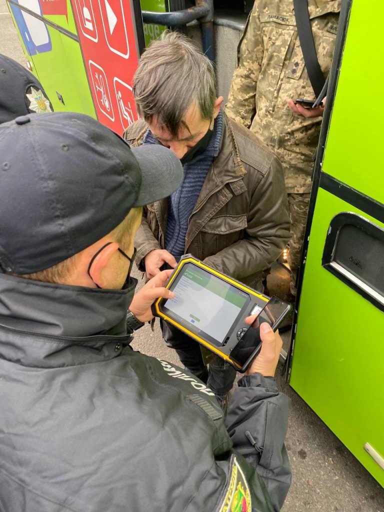 Скольким людям в Запорожской области выписали штрафы за проезд без ковид-сертификата