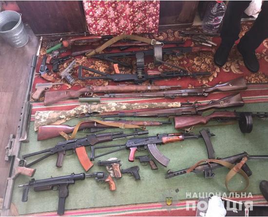 В Запорожье сотрудники полиции изъяли у запорожца более 20 единиц оружия
